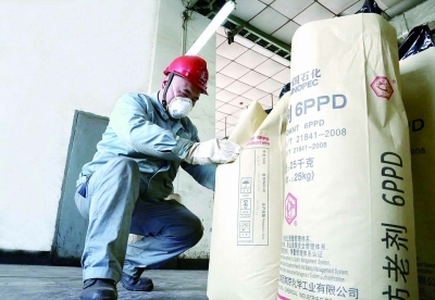 南化公司崗位職工檢查防老劑6PPD產品。 企業供圖